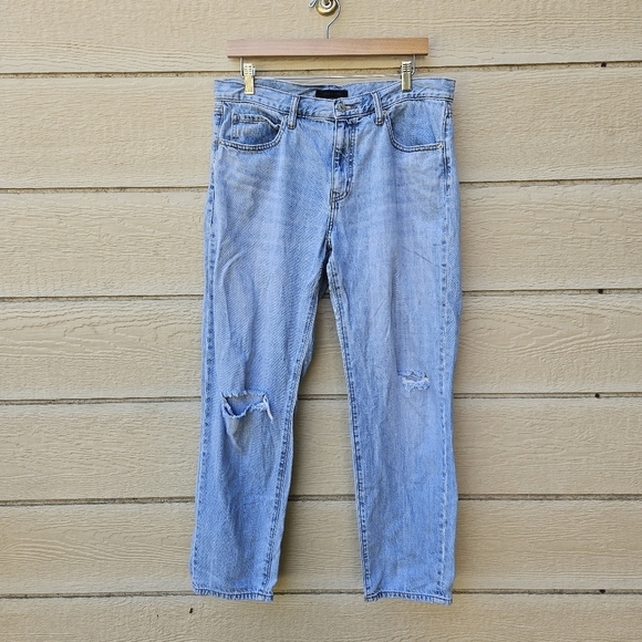 Uniqlo light wash mid-rise relaxed fit jeans busted knees size 10/30 28.5 inseam - Picture 1 of 6
